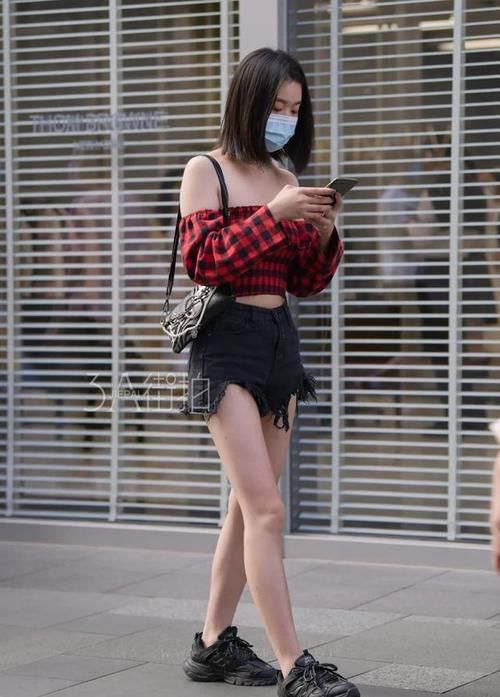 街拍：美女紧致修身的穿搭给人一种绝对的力量感，干练有型