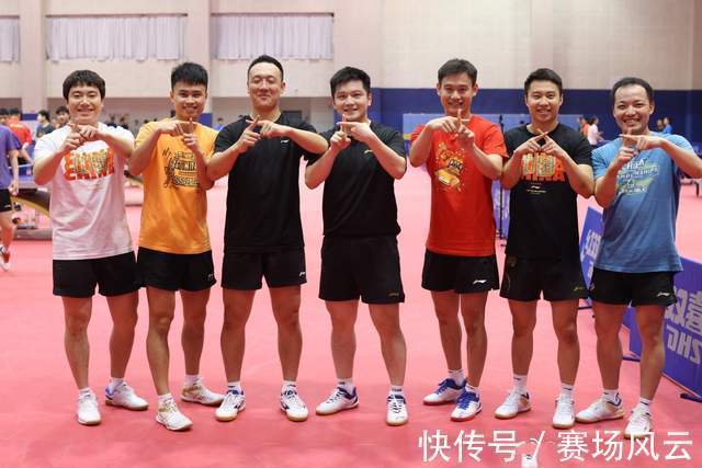 国家队|入选国家队10周年!樊振东与6位队友合照留念,梁靖崑笑得很开心