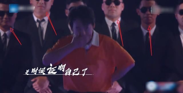 做法 《奔跑吧》和黑衣人赛跑,看清郭麒麟的做法后,黑衣人忍不住笑了