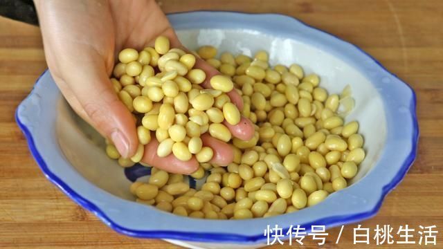 过年了,教你黄豆的新做法,加1勺大米,简单一做,比吃肉还香