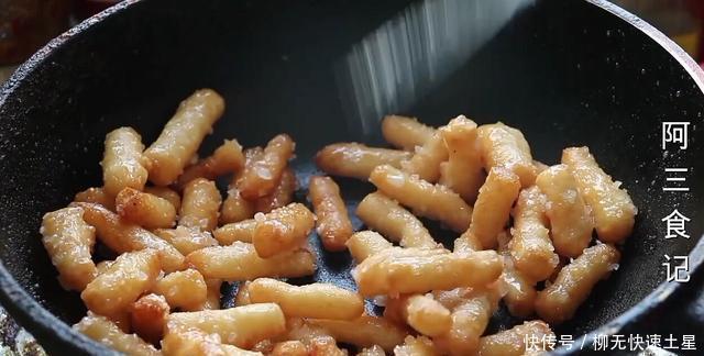 糯米粉|糯米粉这样做真是太香了，开水一烫，香甜酥脆，出锅全家抢着吃！