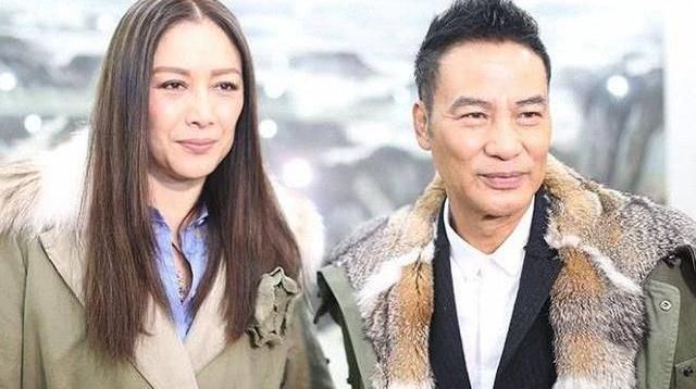 他们是相差12岁夫妻，郎才女貌恩爱22年，同框很有夫妻相
