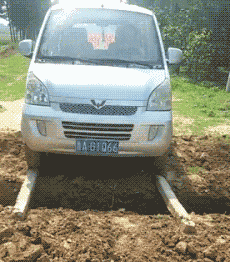 |搞笑GIF:不好意思打扰一下,请问你们是要组团去搞笑吗?