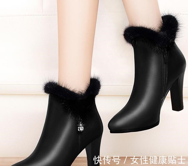 欧美 细跟尖头马丁靴,明星们都离不开,穿出自信和高贵的气质!