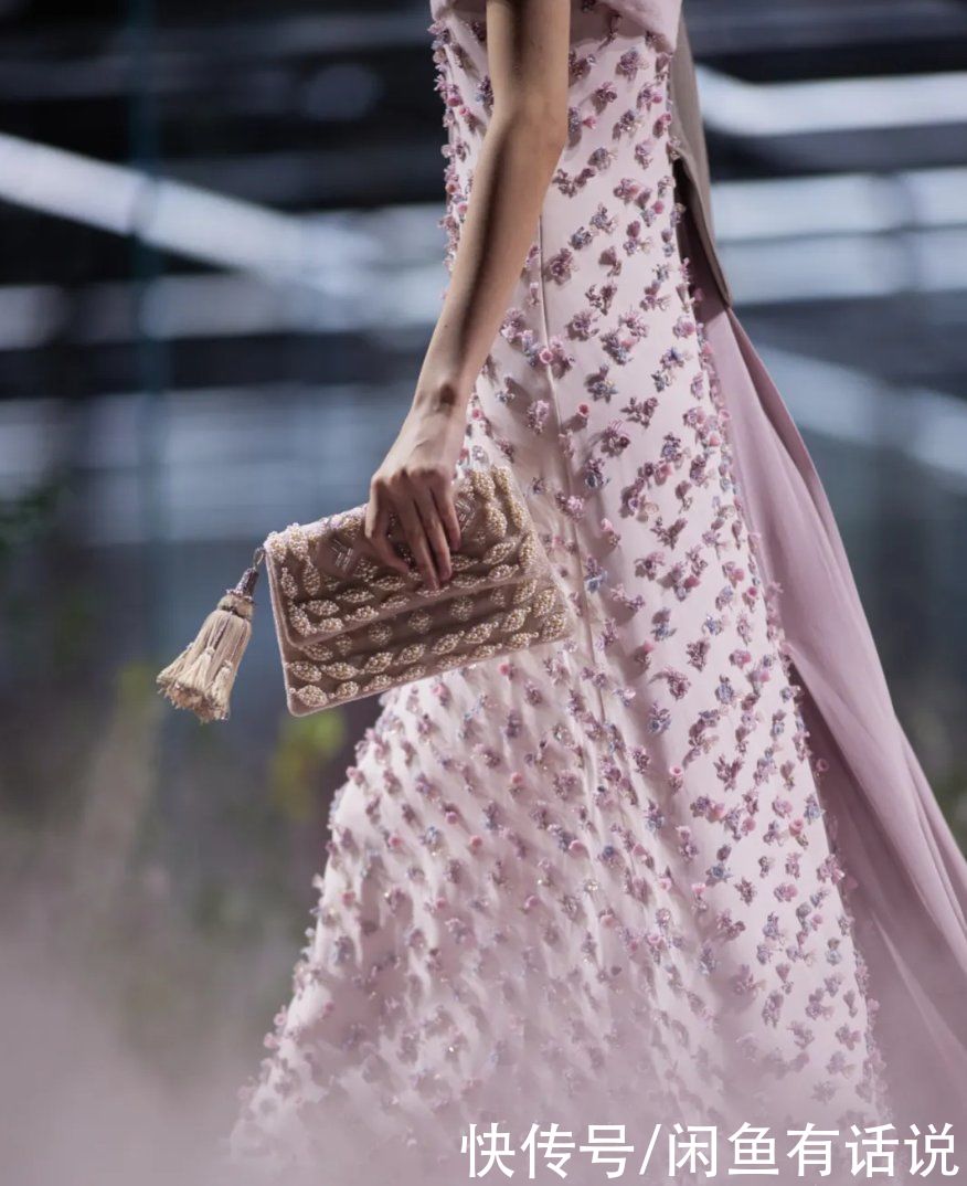 芬迪高定秀太奢华，18万颗青铜珍珠做礼服，靴子还缝8万颗细珠