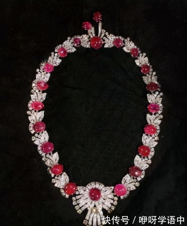 诗丽吉王后 诗丽吉的红宝石项链真不少,甚至还有传家宝,诗妮娜也戴过祖传的!