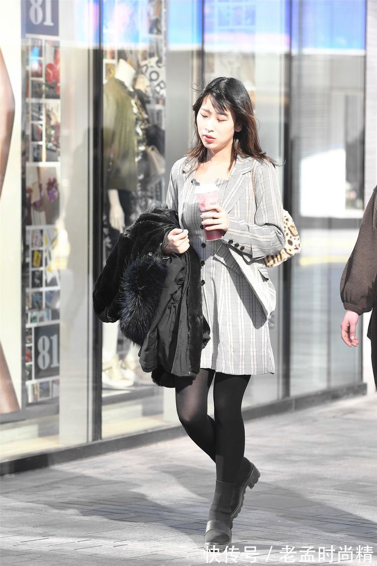 浅灰色 街拍:?美女选择低腰修身牛仔裤,非常个性,头发盘在头顶很精致