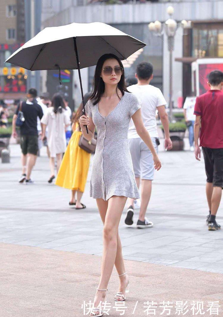 女神范|灰V针织连衣裙,搭配一字带高跟鞋风格,充满女神范