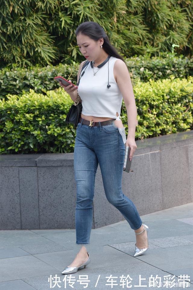 得体|白色背心搭配牛仔裤,简单大方又得体