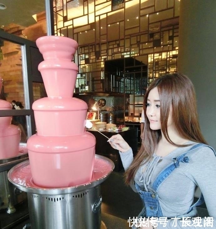 街拍|街拍：高挑乖巧可人的妹子，走心搭配时尚感十足很有看头！