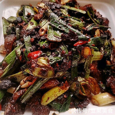 川味蒜苗回锅比卖的还好吃，简单易做味道棒