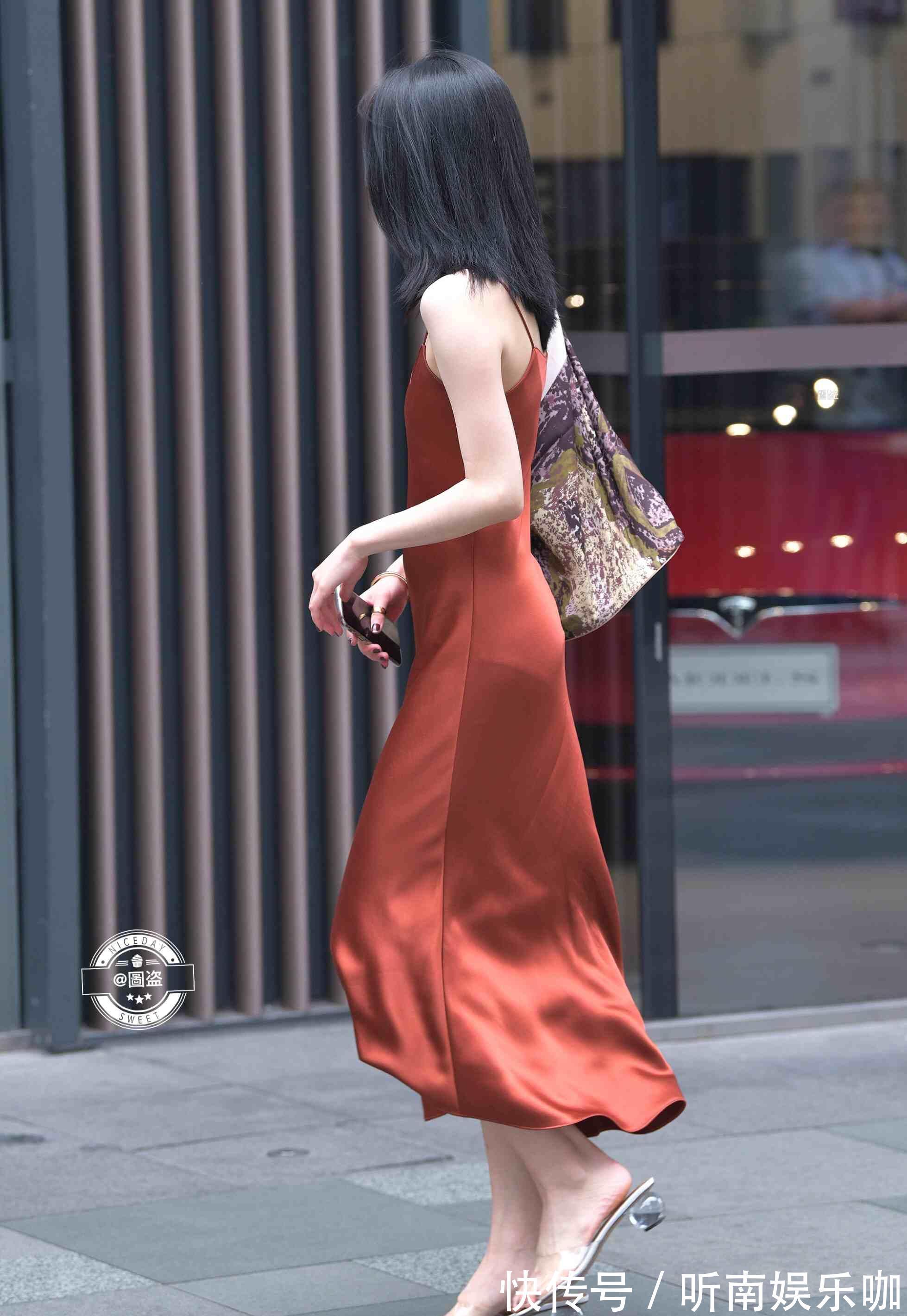 美女 “胯大”的连衣裙美女,休闲还减龄,优雅浪漫
