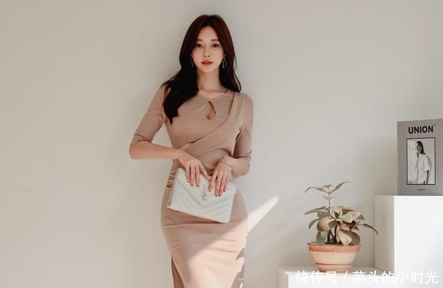 最美孙允珠:咖啡浅棕不规则五分袖透气包臀裙