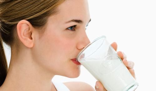 奶粉和牛奶,到底哪个补钙效果好,营养更高?实验数据告诉你