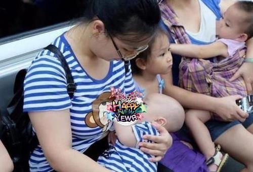 带娃|宝妈在公交车上给娃喂奶,旁边一男子的善意举动,赢得全车人点赞