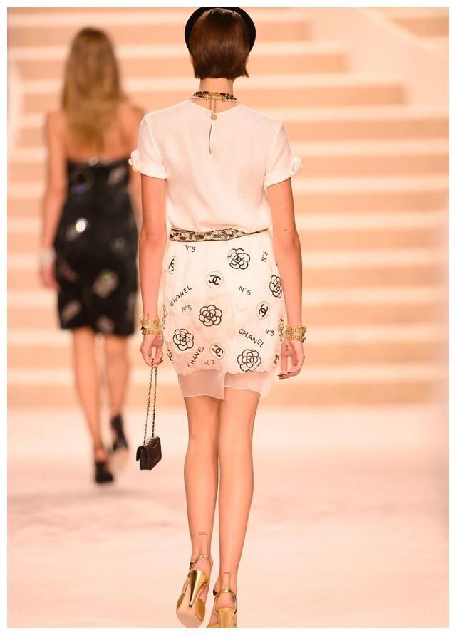 超模凯雅·杰柏现身巴黎时尚走秀，她越来越动人了