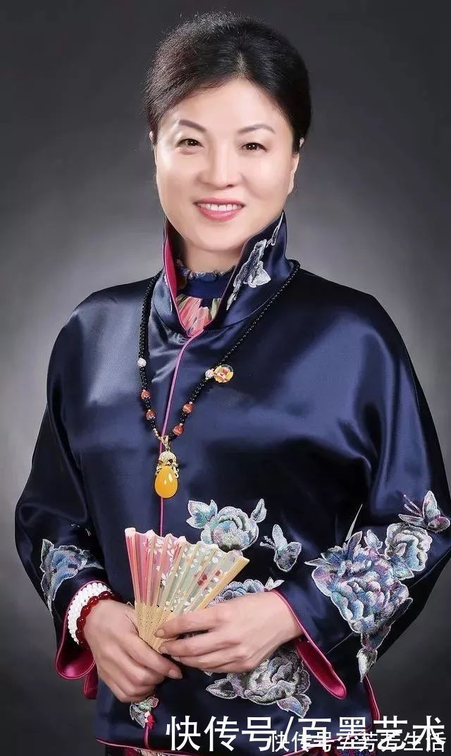 韩宁宁!她被称为“女启功”,书法极富启功神韵!你怎么看呢?