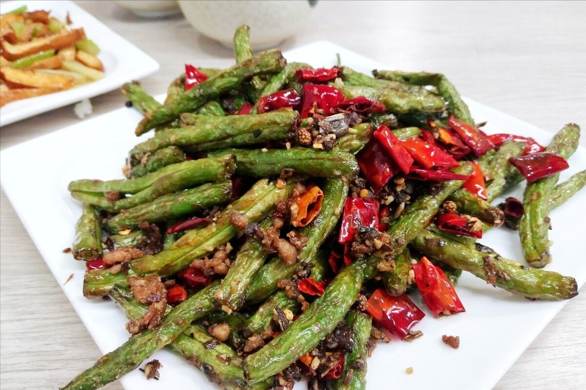 炒豆角,焯水还是过油都错了,下锅前多做1步,豆角翠绿又爽口