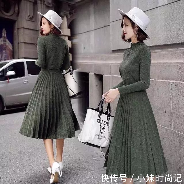 别穿毛衣搭配阔腿裤, 如今春节都流行连衣裙套装, 背影美炸了