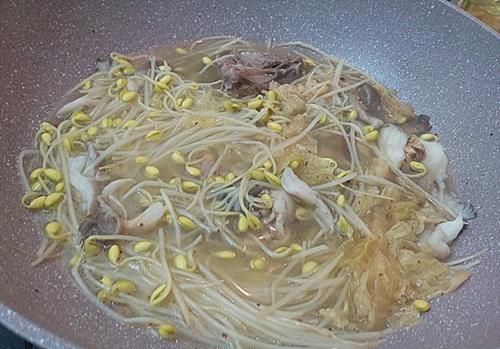 冬天多做此汤,增强免疫力,简单一煮酸辣鲜美,家人爱吃少生病