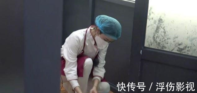 刘浩存在食堂擦桌子、扫地,体验清洁工的工作