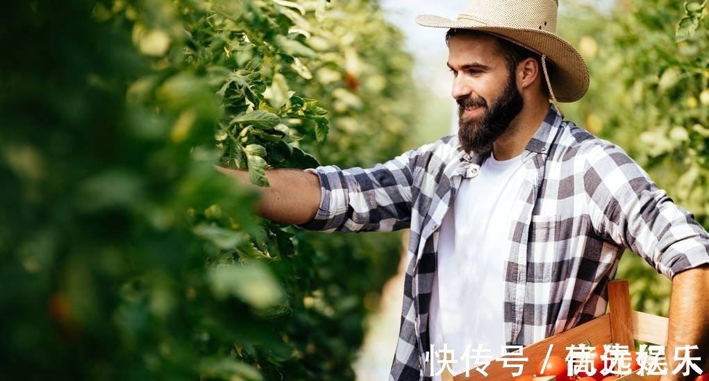 |解说搞笑吃鸡301：神仙队友为了抢KD值，竟无情羞辱我的智商！真嚣张