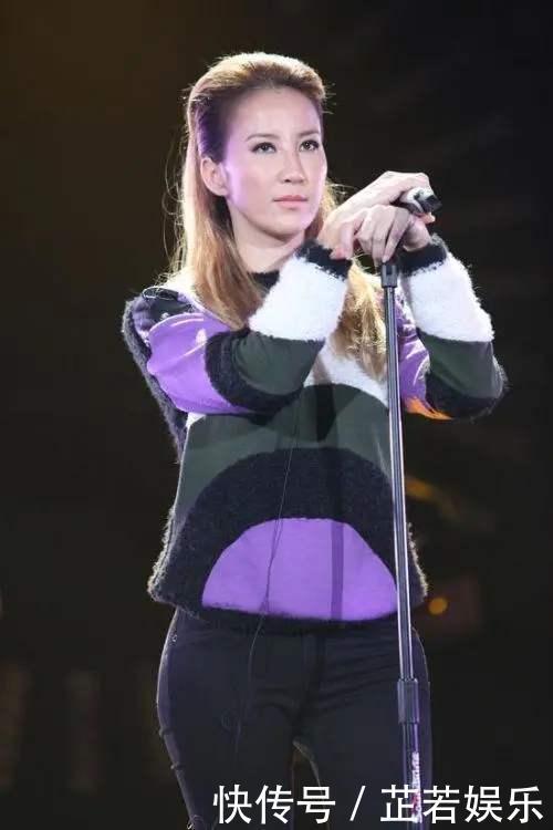 李玟终究是抵不过岁月!穿紫色套装脸色蜡黄,浮夸眼妆却挺显老