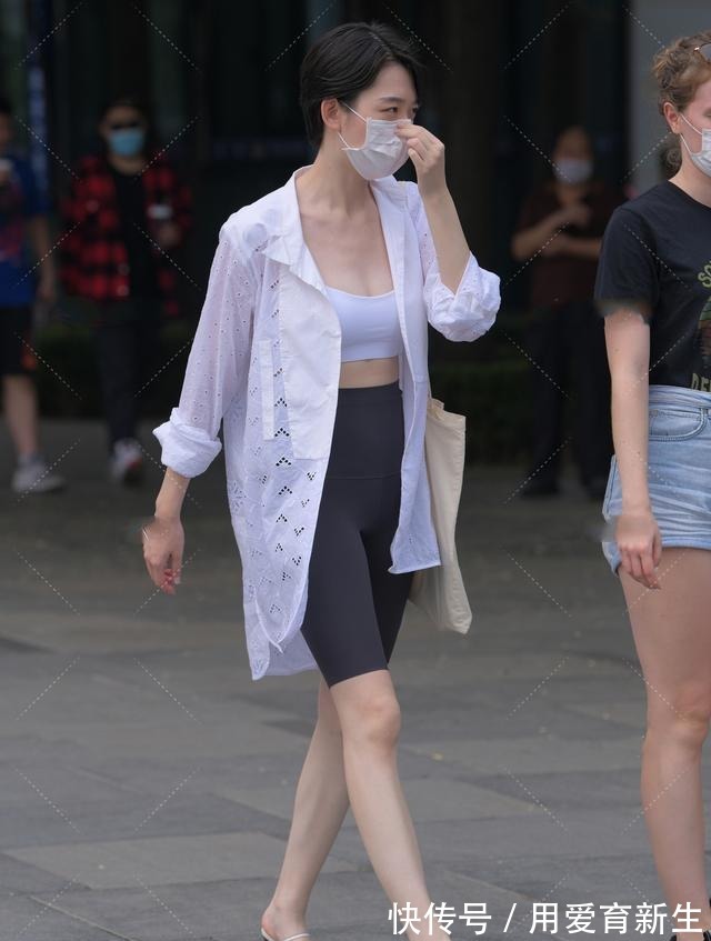 舒适|镂空花纯白长衬衣，搭配运动套装，清爽舒适帅气十足