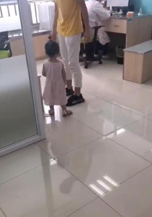 气冲|3岁女娃打针后越想越委屈,气冲冲找医生“算账”,网友:太萌了