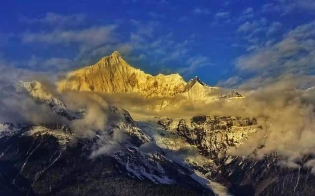 金顶|中国最美雪山之一：因盛产名贵药材而闻名，日照金顶堪称人间绝景