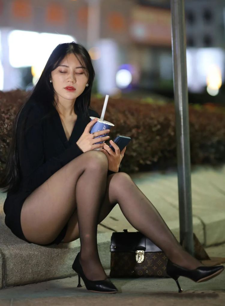 大长腿 黑色丝袜穿出季节感,搭配黑色尖头细跟鞋,连衣裙更显气质