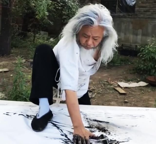 作画|他用“脸蛋”画画,6个月收获80万粉丝,网友:值了!