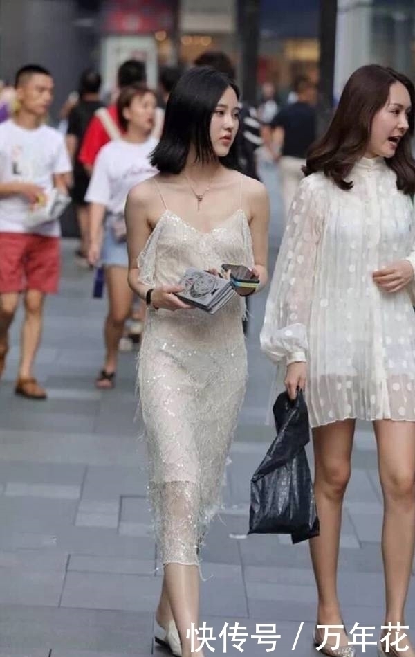 吊带裙|时尚街拍:短发美女穿薄纱吊带裙,有亮点不止一处!