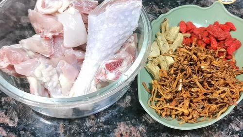 炖鸡汤时，焯水前多加一步，鸡肉更嫩无腥味，鸡汤味更鲜