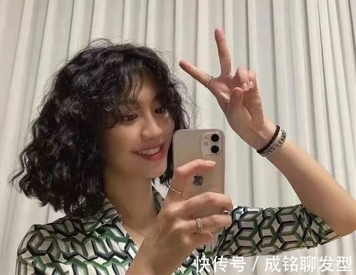 脸型|女人过了50岁尽量别留短卷发,推荐9款港风卷发,时髦大气又减龄
