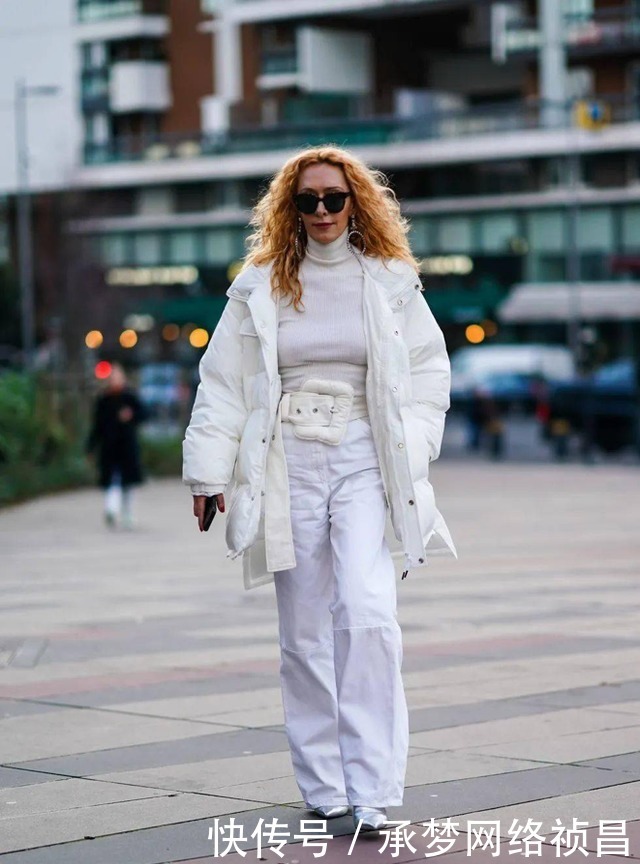 “黑羽绒服”别再穿了,今年最流行这3款羽绒服,穿对一款你就赢