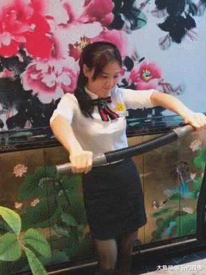 |搞笑GIF:高空翻栏杆还穿高跟鞋???