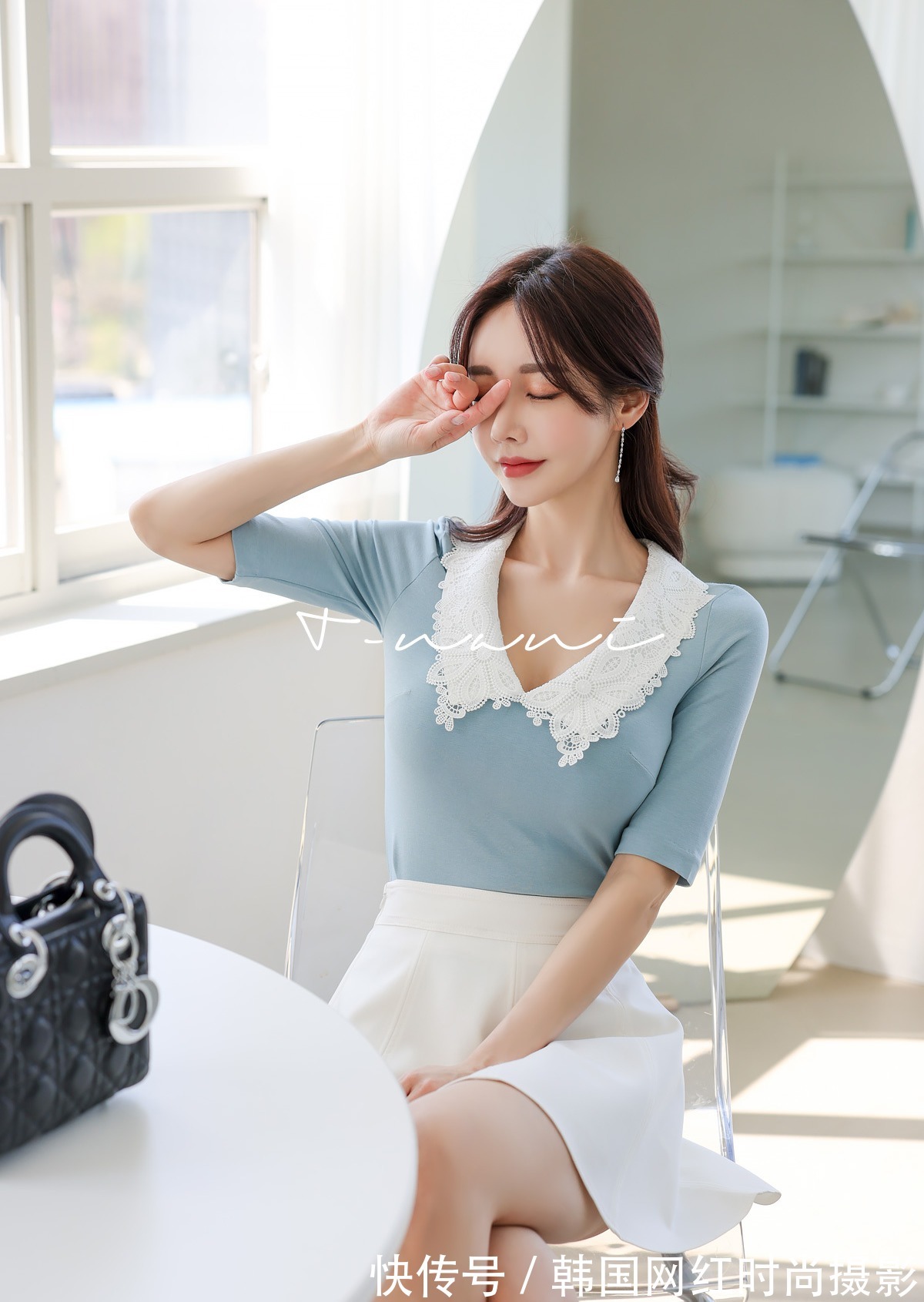 搭配|女神孙允珠高清时尚搭配：欧若拉蓝蝶纤墨娃娃领拼搭裙