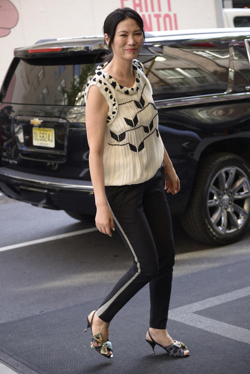 52岁邓文迪到了大婶的年纪,还拥有骨感身材,穿休闲装减龄时髦