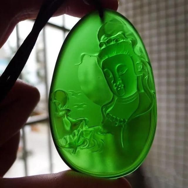 开切|花1800元网购一块上亿的玻璃种帝王绿,刀开切后,我笑的合不住嘴