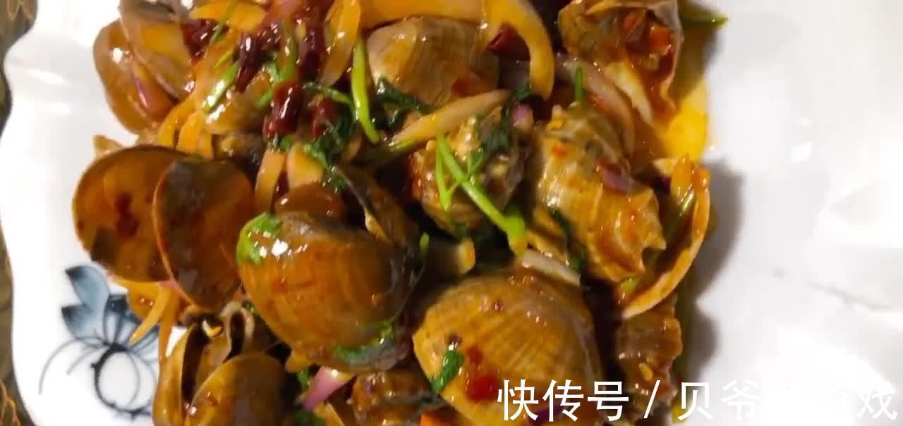 辣炒小海鲜，口味香辣适中咸香味美，就着啤酒吃不够！