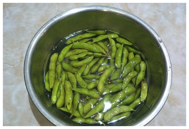 煮毛豆时，最忌直接下锅煮，记住1个窍门，毛豆翠绿好吃又入味