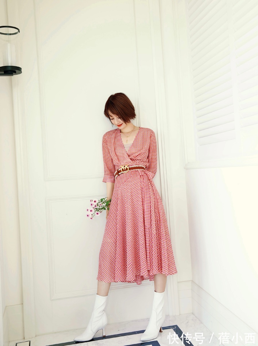 小蛮腰|又被“马伊琍”惊艳到!穿格纹连衣裙配小白靴,45岁状态逆天了