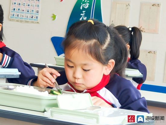 大众网|比妈妈做的还好吃！再探东港各学校“集中配餐”，他们这么说……