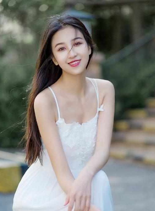 街拍:小美女黑色的穿搭风格,凸显出美女的优雅气质,真养眼