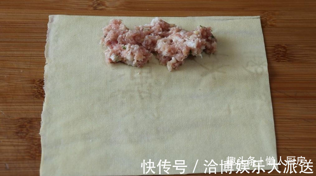 1张百叶，1块猪肉，教你做千张肉卷，配上毛豆和咸蛋黄，连汤喝光