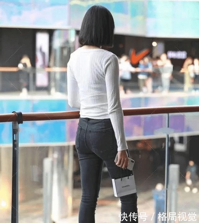 柳叶眉 依旧桃花面,频低柳叶眉,纯白针织衫配黑色牛仔裤的知性率真穿搭