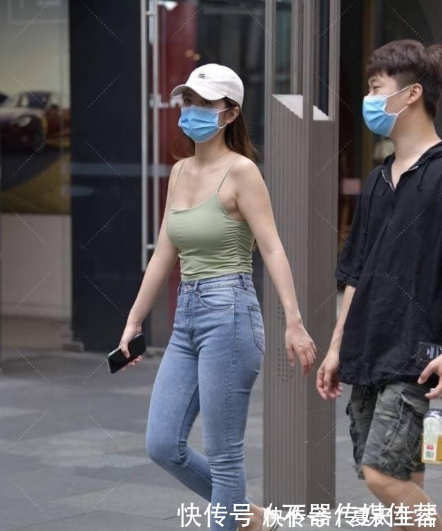 牛仔裤|青春靓丽的小姐姐,绿色上衣搭配修身牛仔裤,简约又时尚