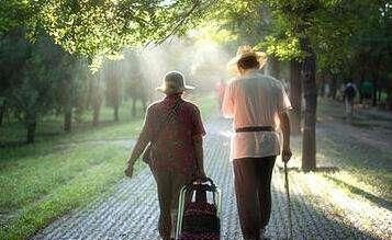 中国和韩国退休老人的生活有什么不同看看两国街头,你就明白了