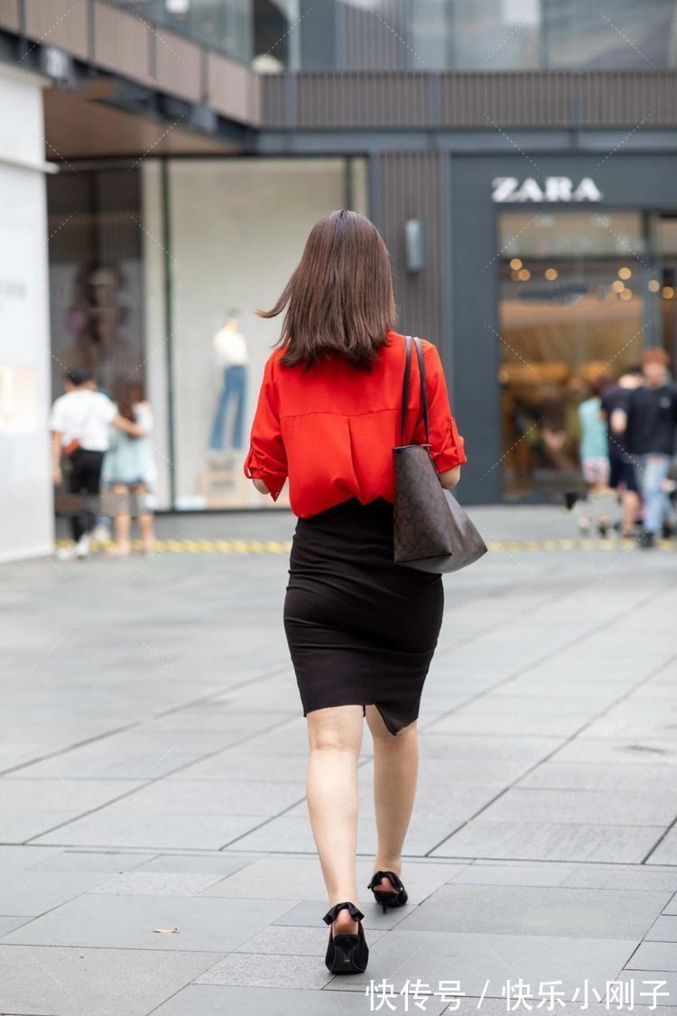街拍 红色的服饰行走在人流中,总能引起一波回头率,这就是红色的时尚